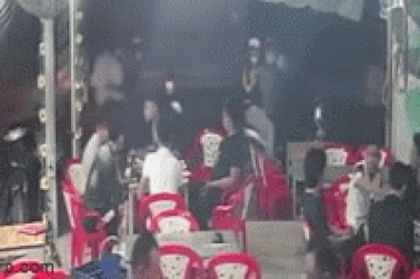 Mâu thuẫn từ tiếng pô xe, mang kiếm đến quán ốc đánh chém loạn xạ