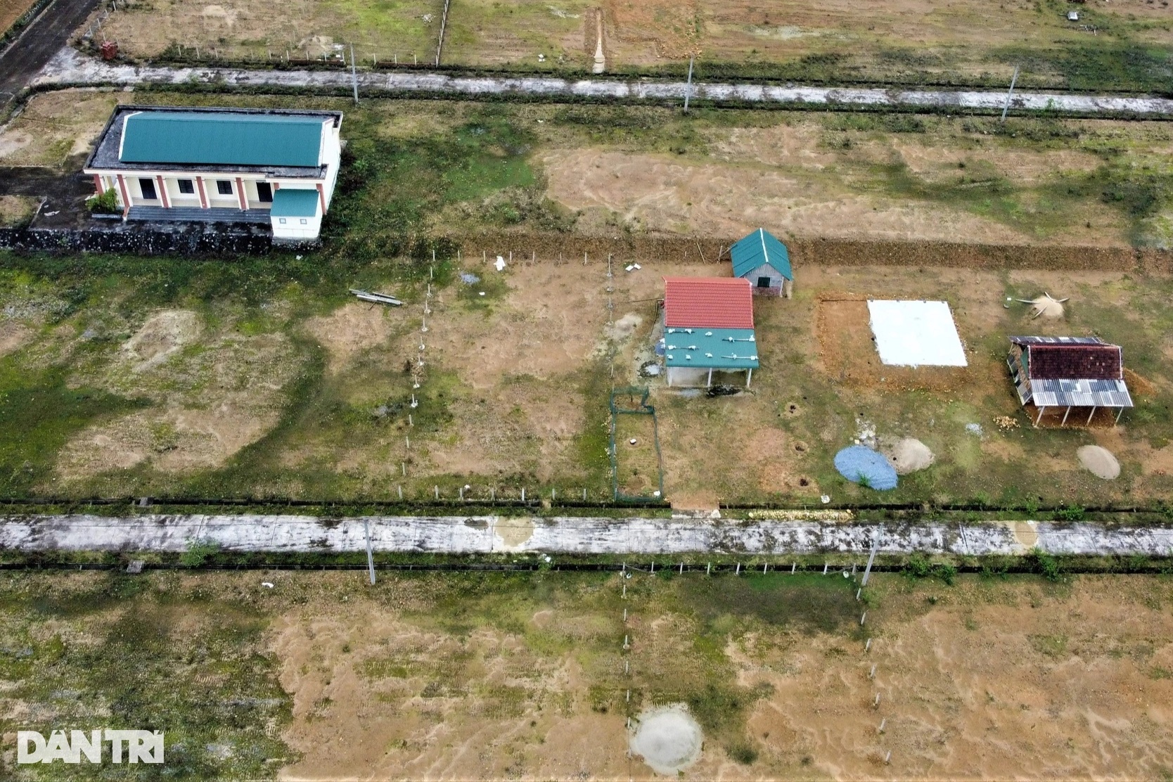 View - Khu tái định cư hàng chục tỷ đồng, chỉ 2 hộ dân đến làm nhà rồi rời đi | Báo Dân trí