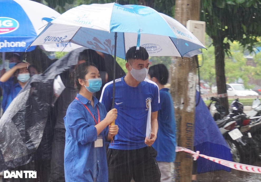 Nghệ An: Thí sinh đội mưa tầm tã đi thi - 7 Nghệ An: Thí sinh đội mưa tầm tã đi thi - 7