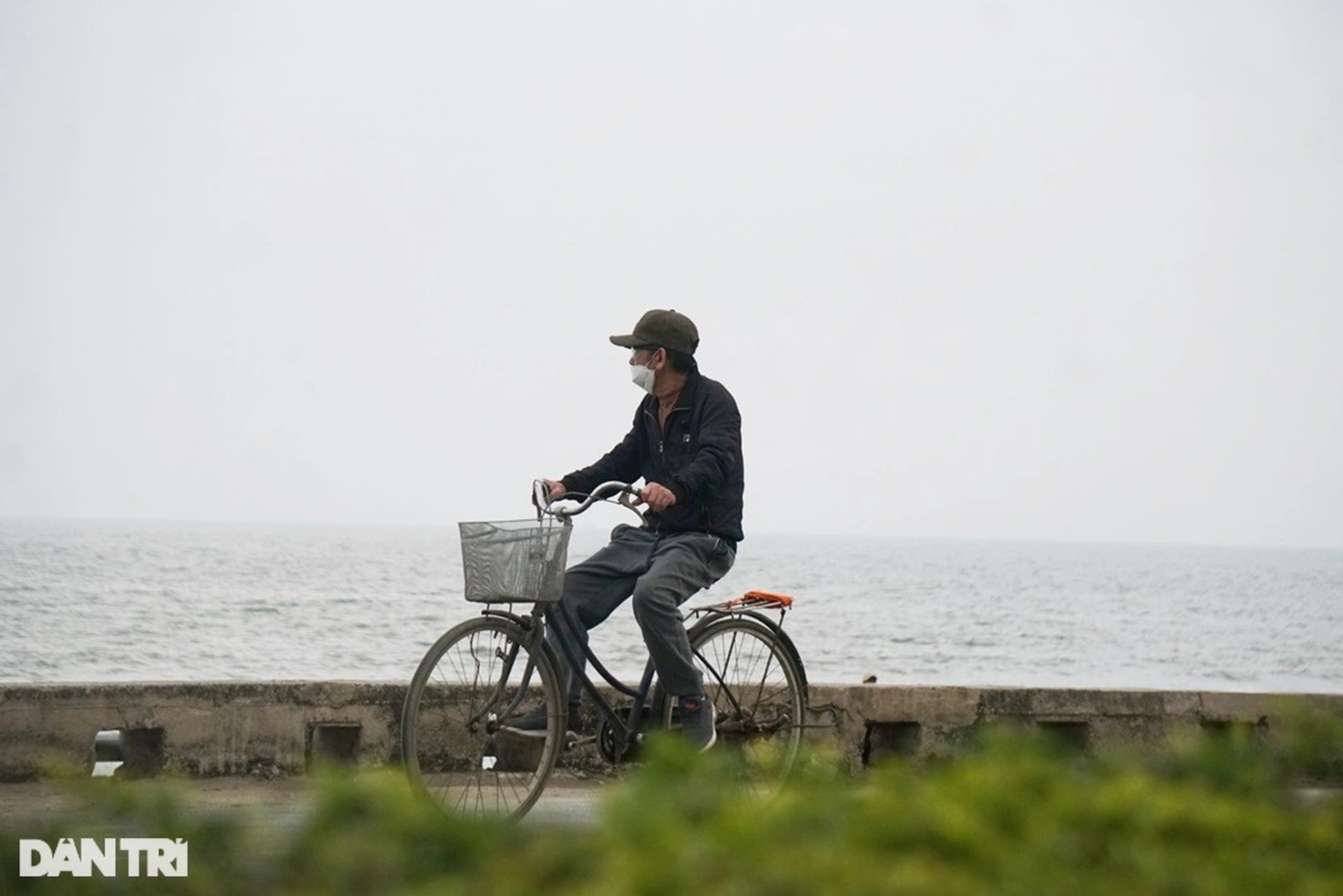 Nắng ấm, người dân đổ ra tuyến đường đẹp nhất phố biển Sầm Sơn thể dục - 3