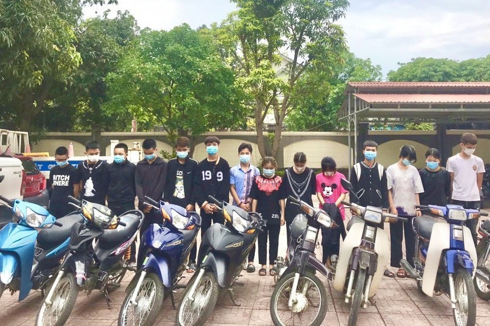 Những thanh thiếu niên thích tụ tập đi xe máy bằng một bánh - 1 Những thanh thiếu niên thích tụ tập đi xe máy bằng một bánh - 1