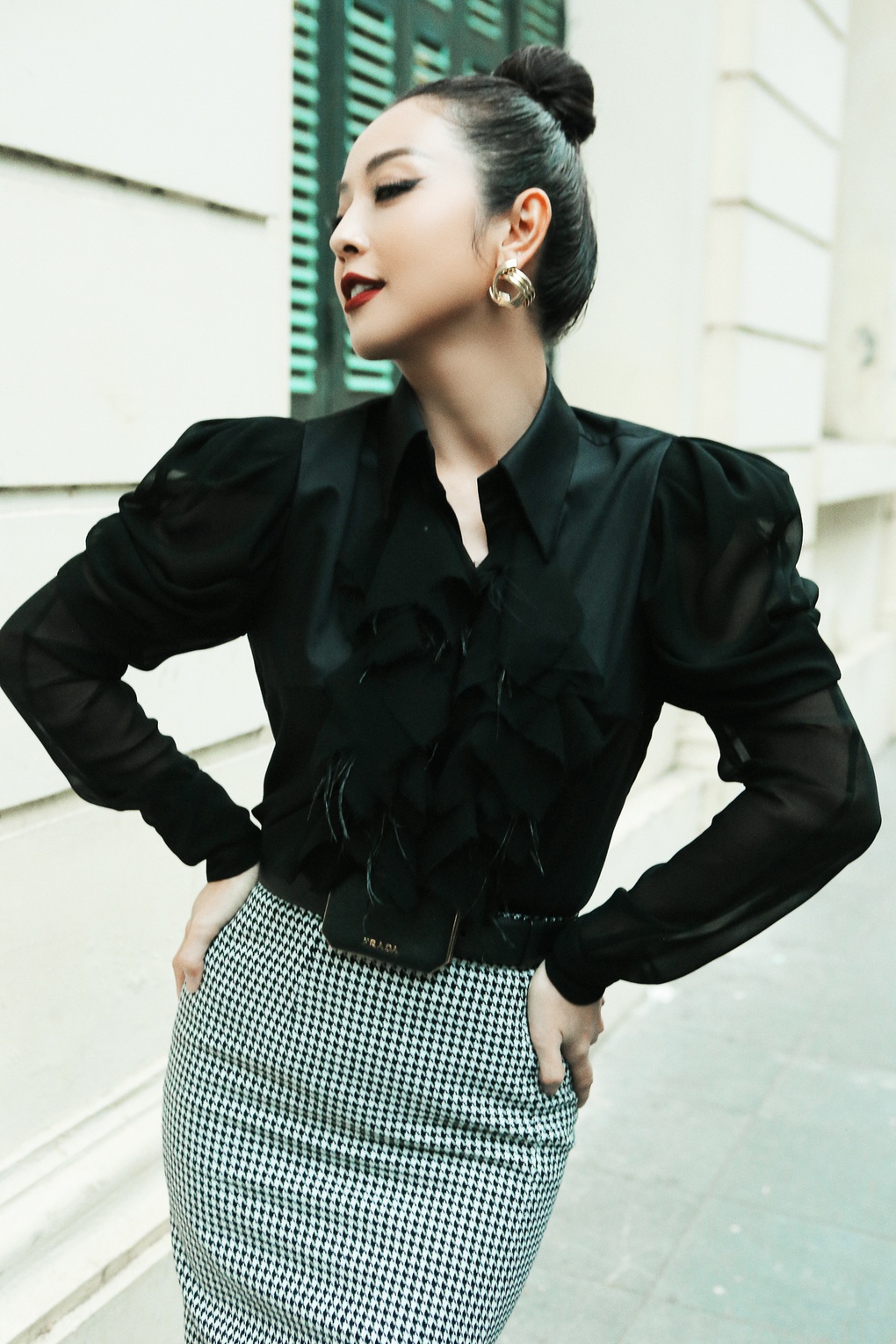 Jennifer Phạm khoe nhan sắc không tuổi với các set đồ đen trắng sành điệu - 6 Jennifer Phạm khoe nhan sắc không tuổi với các set đồ đen trắng sành điệu - 6