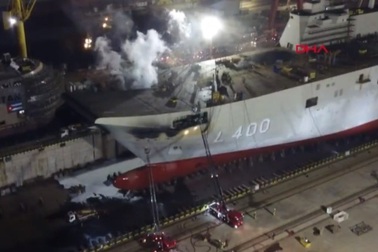 Tàu sân bay đầu tiên của Thổ Nhĩ Kỳ bốc cháy tại cảng