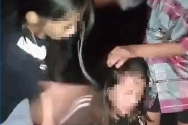 Nhóm nữ sinh tát liên tiếp vào mặt, dẫm lên người bạn