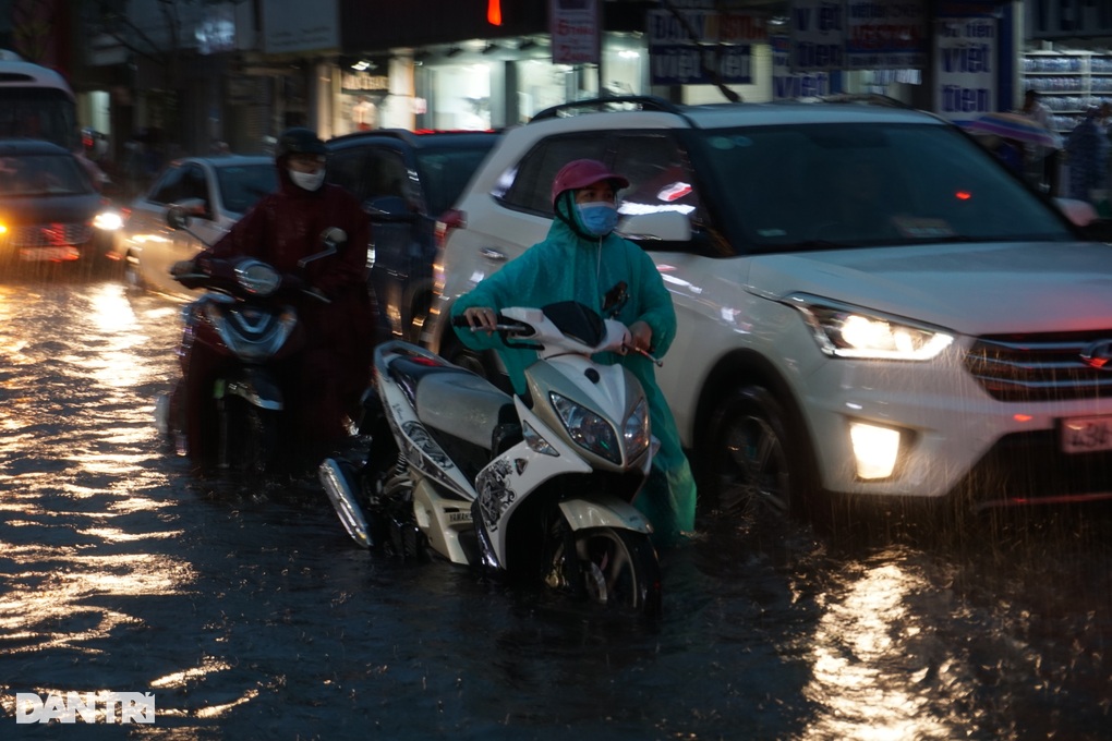 Mưa trắng trời, người dân Đà Nẵng chật vật lội nước về nhà - 5 Mưa trắng trời, người dân Đà Nẵng chật vật lội nước về nhà - 5