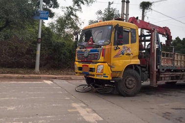 Va chạm với xe tải, nguyên phó hiệu trưởng trường học ở Lào Cai tử vong
