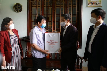 Trưởng Ban Kinh tế Trung ương tặng quà Tết gia đình chính sách, công nhân