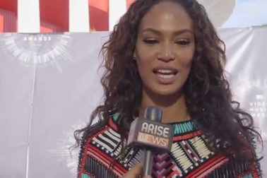 Joan Smalls trẻ trung dự sự kiện