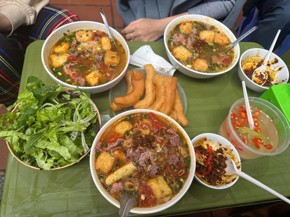 Hà Nội: Ăn bún riêu thấy hạt nhãn trong bát, khách bức xúc thái độ của quán - 2 Hà Nội: Ăn bún riêu thấy hạt nhãn trong bát, khách bức xúc thái độ của quán - 2