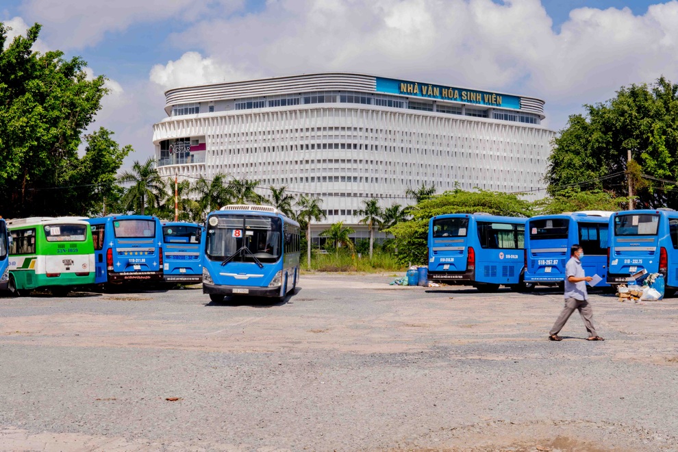 Tài xế, phụ xe hãi hùng kể lại 4 tháng sống trên xe buýt ở TPHCM - 7 Tài xế, phụ xe hãi hùng kể lại 4 tháng sống trên xe buýt ở TPHCM - 7