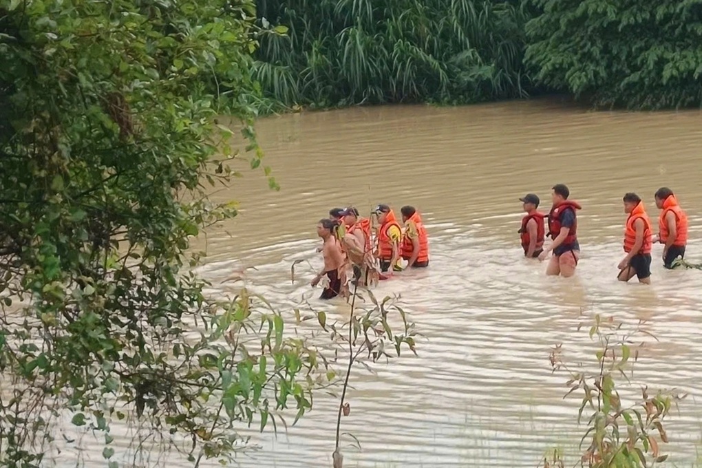 Bơi qua sông tìm bò, người đàn ông bị nước cuốn trôi - 1 Bơi qua sông tìm bò, người đàn ông bị nước cuốn trôi - 1