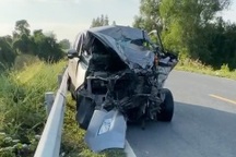 Tài xế tử vong sau khi 2 ô tô đối đầu ở Long An