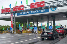 Tiền đầy tài khoản, ô tô dán thẻ ETC vẫn không qua được trạm thu phí