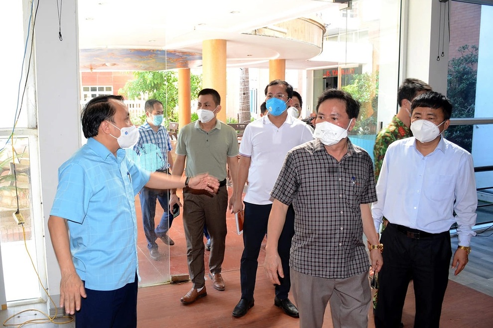 Lãnh đạo Ngành Y tế Nghệ An đi khảo sát xây dựng bệnh viện dã chiến tại thị xã Cửa Lò. Lãnh đạo Ngành Y tế Nghệ An đi khảo sát xây dựng bệnh viện dã chiến tại thị xã Cửa Lò.