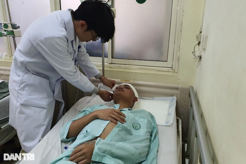 Hơn 220 triệu đồng đến với người phụ nữ có chồng đau, con bệnh - 2 Hơn 220 triệu đồng đến với người phụ nữ có chồng đau, con bệnh - 2