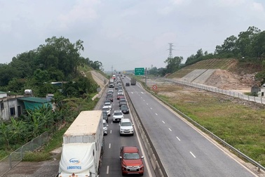 Ùn ứ tại hầm Thần Vũ trên cao tốc Diễn Châu - Bãi Vọt