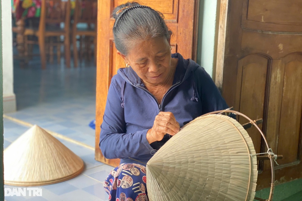 Những thợ nón cuối cùng giữ biểu tượng phụ nữ tần tảo, nét đẹp làng quê