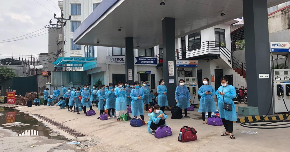 Thêm 1.000 công nhân được đưa ra khỏi tâm dịch Núi Hiểu - 1 Thêm 1.000 công nhân được đưa ra khỏi tâm dịch Núi Hiểu - 1