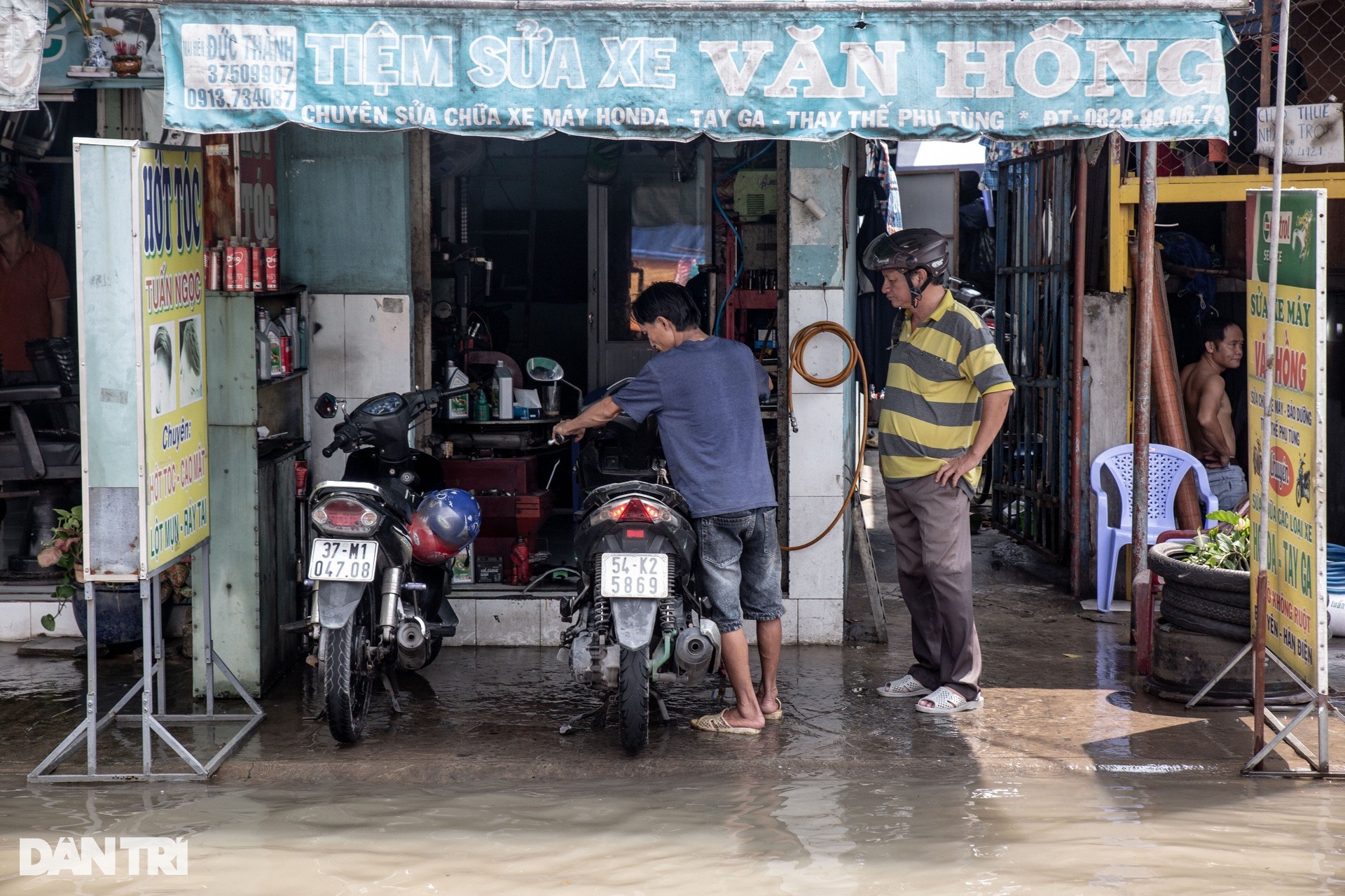 Nhiều tuyến đường ở TPHCM ngập như sông dù trời không mưa - 6 Nhiều tuyến đường ở TPHCM ngập như sông dù trời không mưa - 6