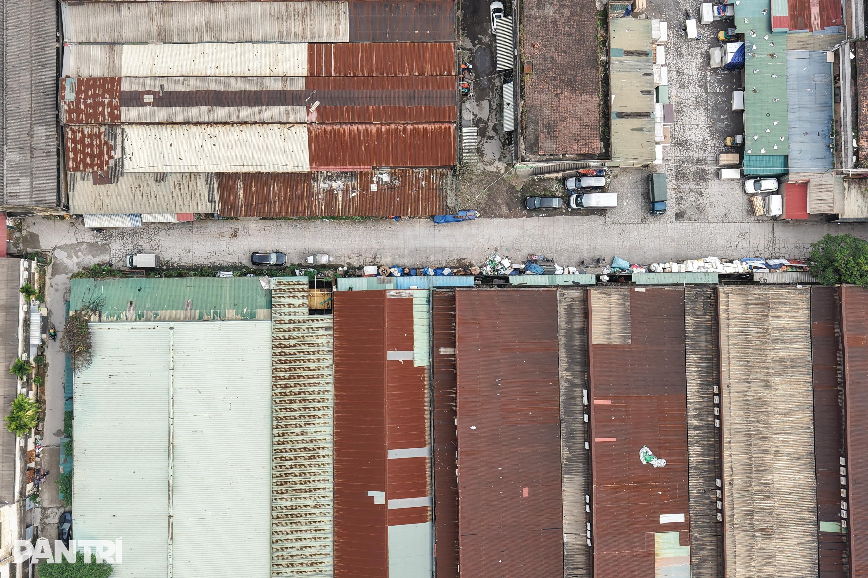 View - Cột khói khổng lồ ở Hà Nội nằm giữa khu chung cư cao tầng, cách nhà dân 15m | Báo Dân trí