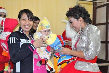 Ấm áp “Giáng sinh yêu thương” cho các bệnh nhi