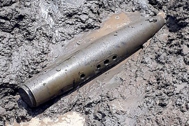 Tá hỏa phát hiện quả bom dài hơn 1m trong sà lan chở cát