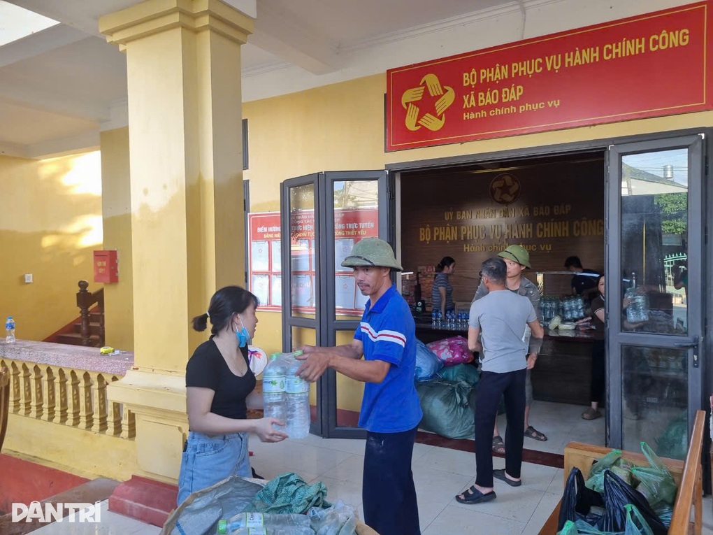 11 tấn gạo và nhu yếu phẩm được báo Dân trí trao tới người dân tại Yên Bái - 6 11 tấn gạo và nhu yếu phẩm được báo Dân trí trao tới người dân tại Yên Bái - 6