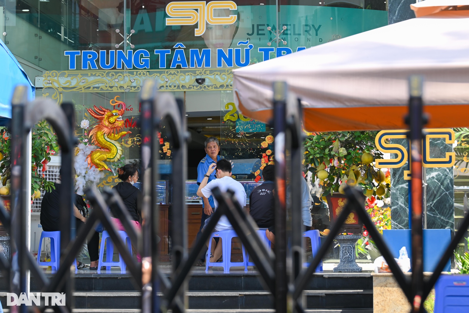 Người dân ở TPHCM xếp hàng chờ mua bán vàng giữa trời nắng - 5 Người dân ở TPHCM xếp hàng chờ mua bán vàng giữa trời nắng - 5