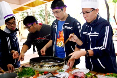 Khéo tay, đảm đang như nam sinh Chuyên Ngữ