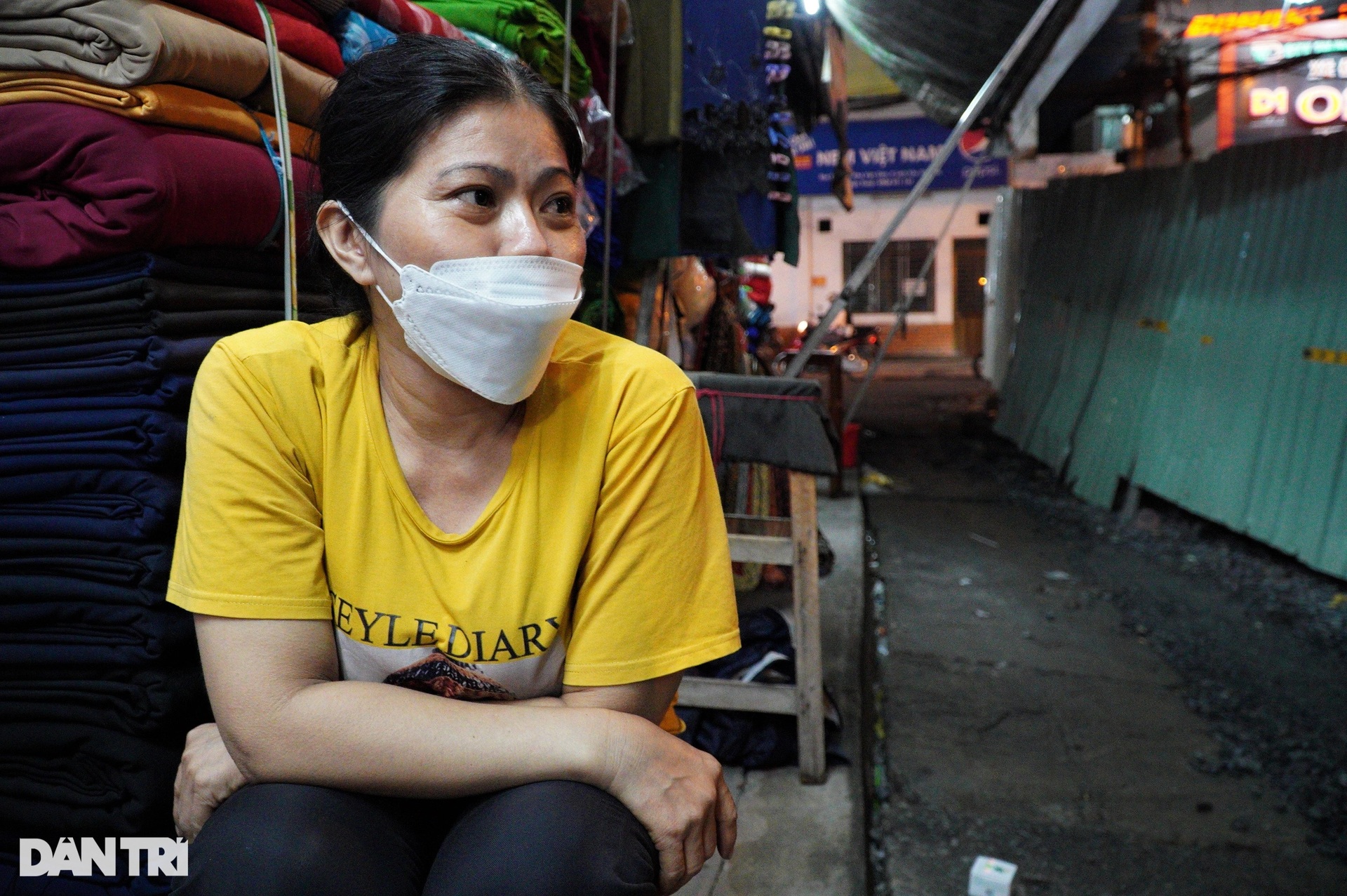 Người dân than trời, giao thông chết đứng vì lô cốt án ngữ giữa đường - 14