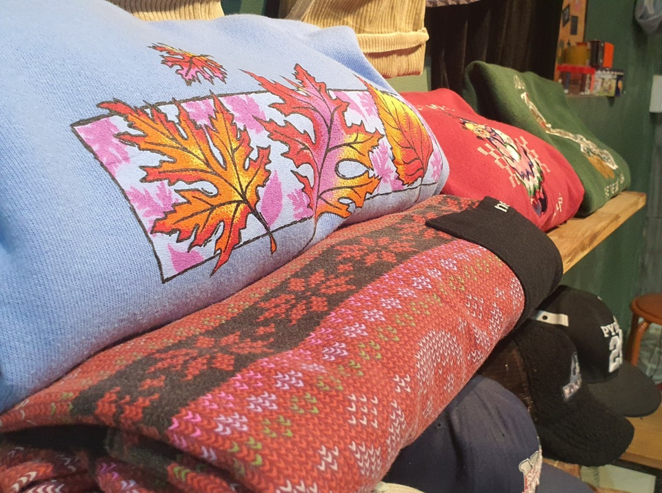 Chán hàng Quảng Châu, giới trẻ săn mua quần áo hàng hiệu cũ - 2