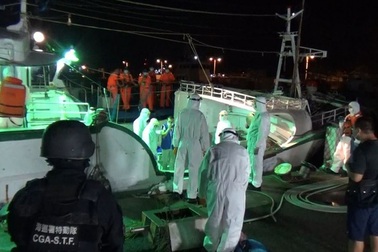 Đài Loan bắt tàu cá đưa 30 người Việt vượt biên trái phép