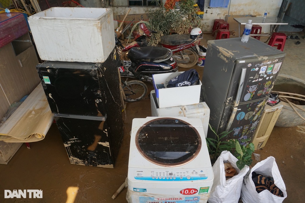 Tiếng khóc người phụ nữ mất cả chồng và con trong mưa ngập lịch sử - 6 Tiếng khóc người phụ nữ mất cả chồng và con trong mưa ngập lịch sử - 6