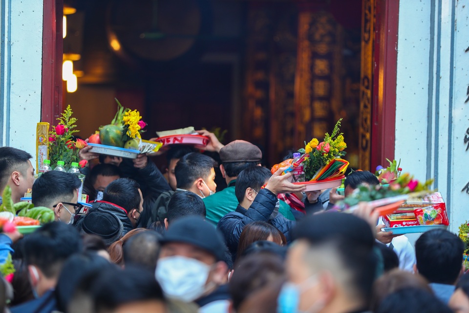 Hàng nghìn người đổ về Phủ Tây Hồ đi lễ - 10 Hàng nghìn người đổ về Phủ Tây Hồ đi lễ - 10