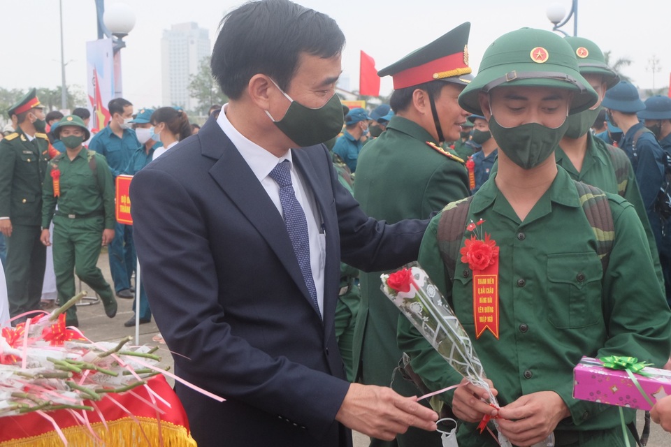 Hôm nay hàng nghìn thanh niên hăng hái lên đường nhập ngũ - 4 Hôm nay hàng nghìn thanh niên hăng hái lên đường nhập ngũ - 4