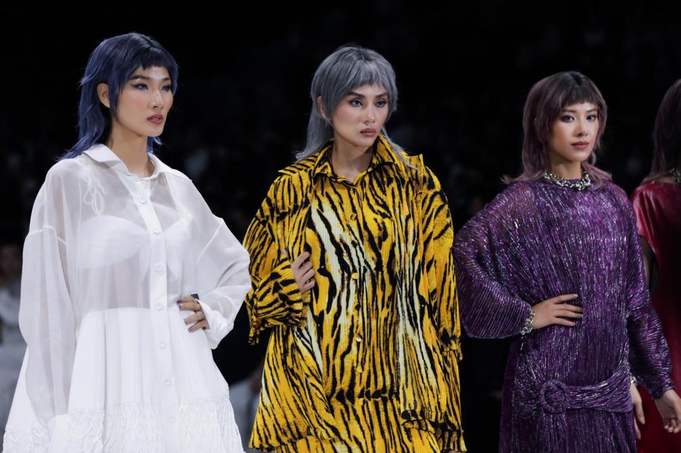 Tân hoa hậu Đỗ Thị Hà lần đầu xuất hiện trên sàn diễn thời trang - 7 Tân hoa hậu Đỗ Thị Hà lần đầu xuất hiện trên sàn diễn thời trang - 7