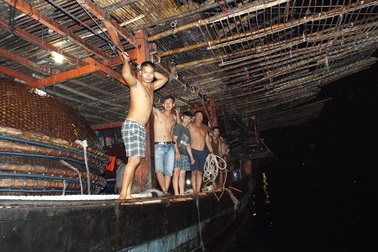 Cứu 38 ngư dân trên tàu cá hỏng máy ở Trường Sa