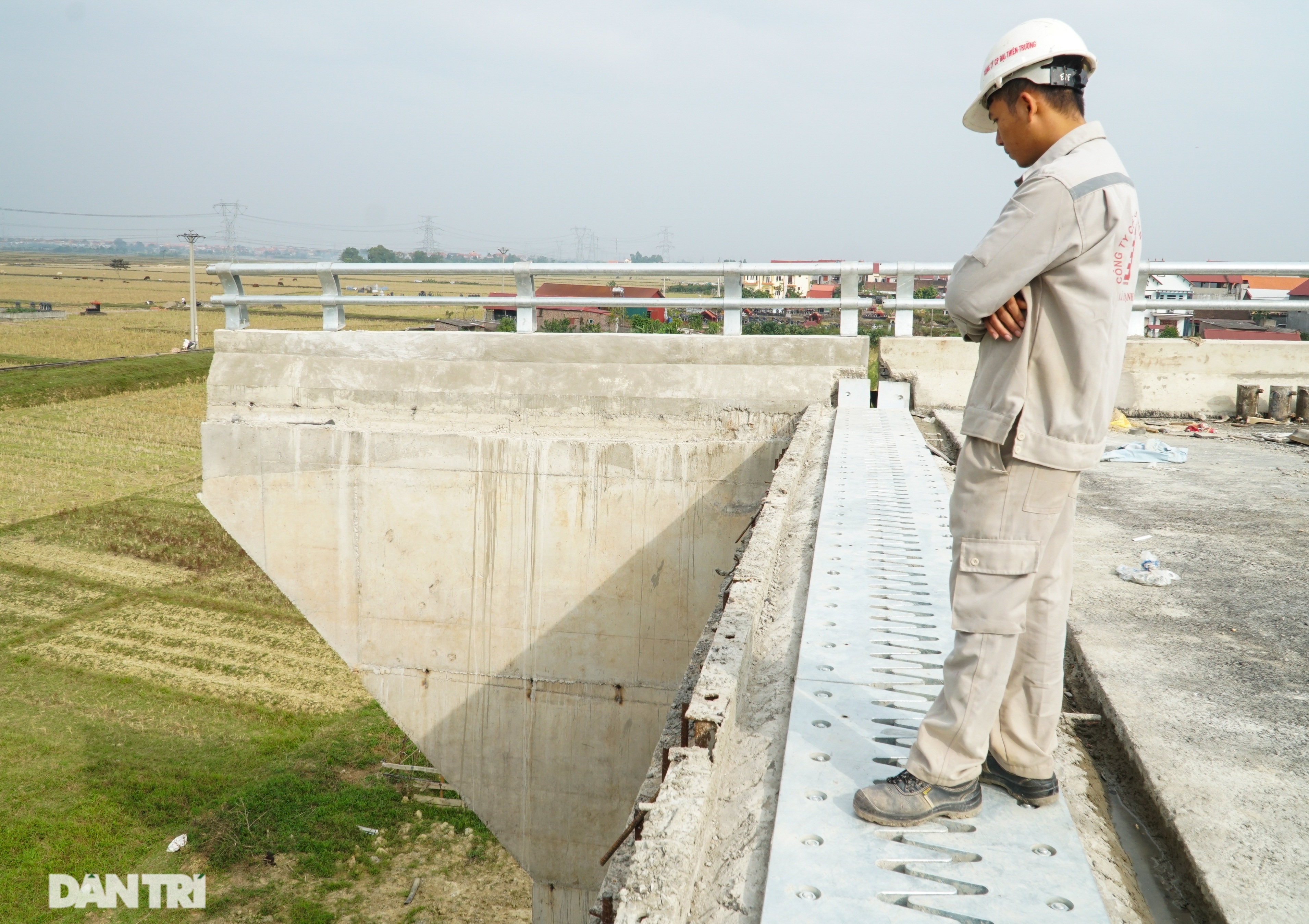 Cầu trăm tỷ đồng vượt sông Cầu xây xong thì đắp chiếu vì thiếu đường dẫn - 3 Cầu trăm tỷ đồng vượt sông Cầu xây xong thì đắp chiếu vì thiếu đường dẫn - 3