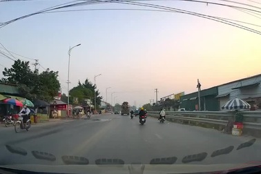 Phanh gấp khi đang chạy nhanh, xe máy trượt ngã đầy nguy hiểm