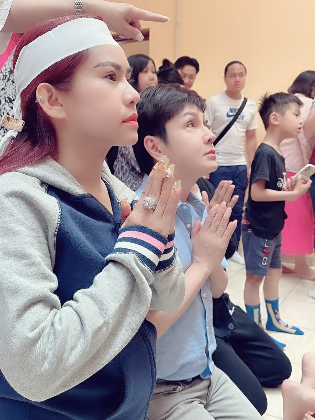 Con nuôi làm lễ 100 ngày mất cho Vũ Linh tại Pháp giữa ồn ào tranh tài sản - 2 Con nuôi làm lễ 100 ngày mất cho Vũ Linh tại Pháp giữa ồn ào tranh tài sản - 2
