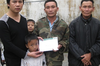 Quà năm mới đến với gia đình cháu bé úng não thủy