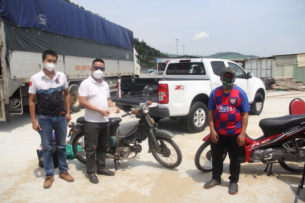 Rất nhiều trẻ nhỏ, mẹ ẵm ngửa ngàn cây số trên những chiếc xe máy cũ kỹ - 4 Rất nhiều trẻ nhỏ, mẹ ẵm ngửa ngàn cây số trên những chiếc xe máy cũ kỹ - 4