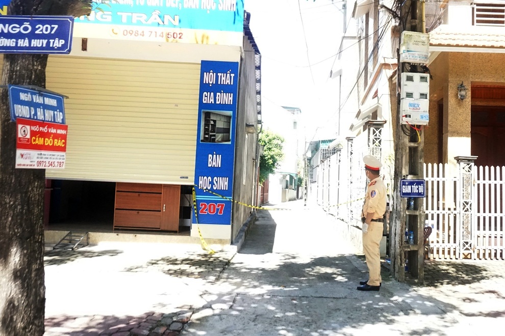 Khẩn trương tiếp tế cho cư dân bị phong tỏa tại TP Vinh - 1