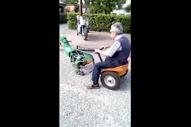 Người đàn ông tự chế xe máy với kiểu dáng độc đáo