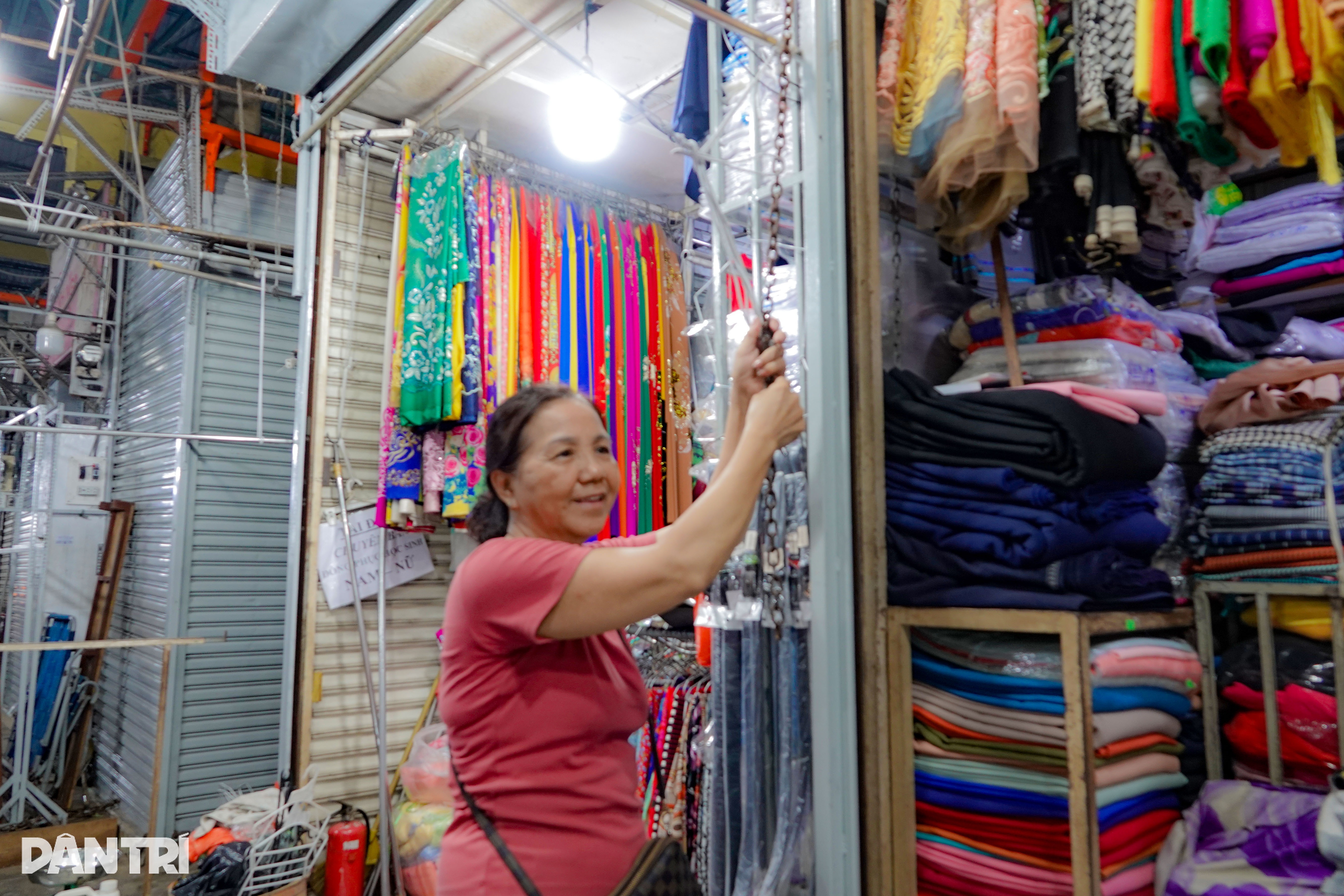 Night market vendors struggle to bear losses: No more earning 10 million VND/day! - 1 Tiểu thương chợ đêm gồng mình gánh lỗ: Hết cảnh thu 10 triệu đồng/ngày! - 1