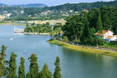 Thăm thú vẻ đẹp của những hồ nước trải dọc 3 miền