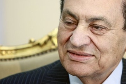 Cựu Tổng thống Mubarak lên cơn đau tim khi đang hầu tòa