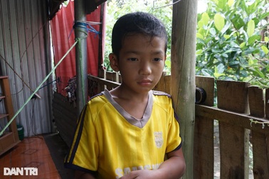 Cha mất, mẹ bỏ đi, cậu bé 9 tuổi mò cua, bắt ốc nuôi chị gái khờ khạo