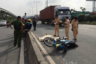 Chạy vào làn ô tô, người đi xe máy bị tông chết
