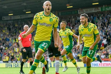 Xác định hai đội bóng sớm thăng hạng Premier League